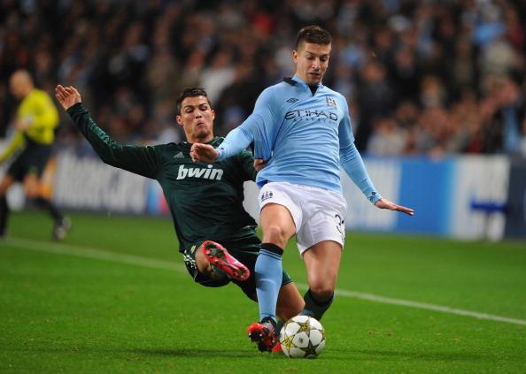 中场核心连续突破防守制造机会（中场大脑连续突击撕开防线造良机）