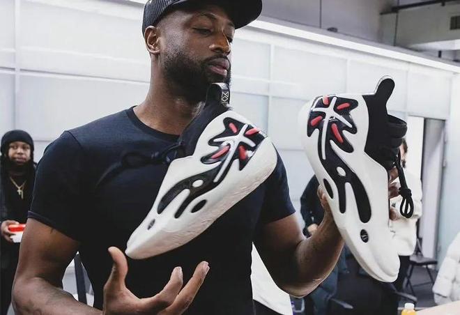 C罗中场休息时对裁判表达不满，讽刺道：你吹得太好了（半场哨响后C罗不满判罚，当面挖苦裁判：你吹得真棒）