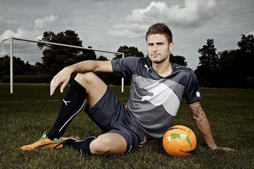 图片报：因两名前锋状态差，多特考虑冬窗签维罗纳前锋焦瓦内（图片报称多特因两锋低迷，计划冬窗追维罗纳前锋焦瓦内）