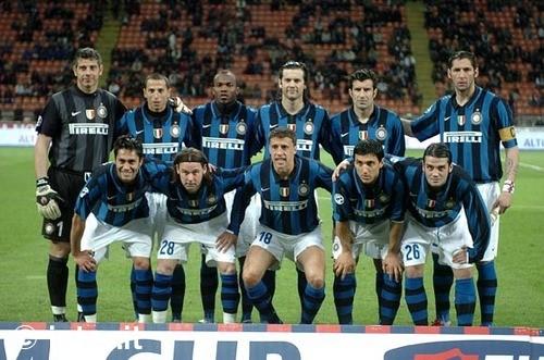 詹姆斯篮板抢断关键时刻锁定胜局（关键时刻，詹姆斯以篮板与抢断锁定胜局）