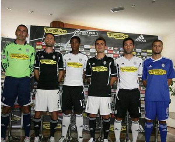 世界最经典的十大足球技巧（盘点全球最经典的十大足球绝技）