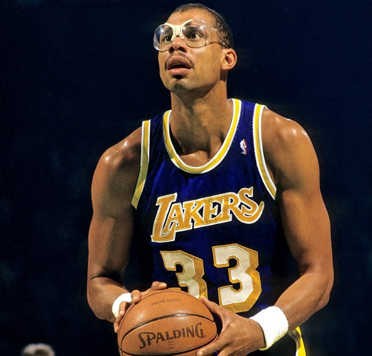 CBA：广东男篮顶住压力 力克广厦（CBA：广东男篮抗压制胜 擒下广厦）