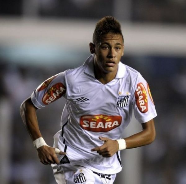 手腕骨折+肩部受伤，巴黎主席纳赛尔缠着绷带赴客场督战欧冠（手腕骨折肩部受创，巴黎主席纳赛尔打着绷带客赴欧冠督战）